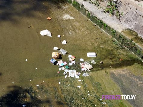 Foto Rifiuti Nel Fiume La Rabbia Dei Residenti