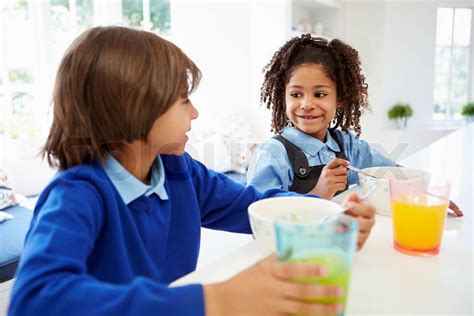 zwei KInder frühstücken vor der Schule in Küche Stock Bild Colourbox