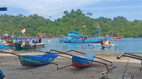 Mengintip Keindahan Pantai Kondang Merak