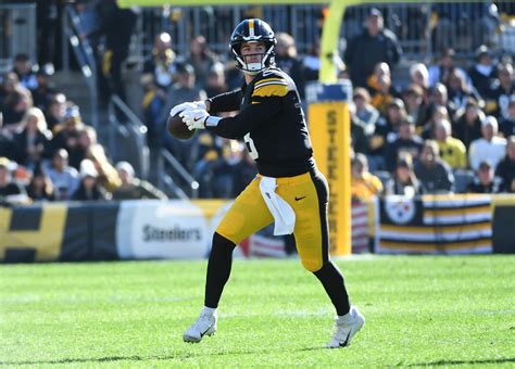 Kenny Pickett Takes Big Step In Pittsburgh Steelers Week 12 Divisional