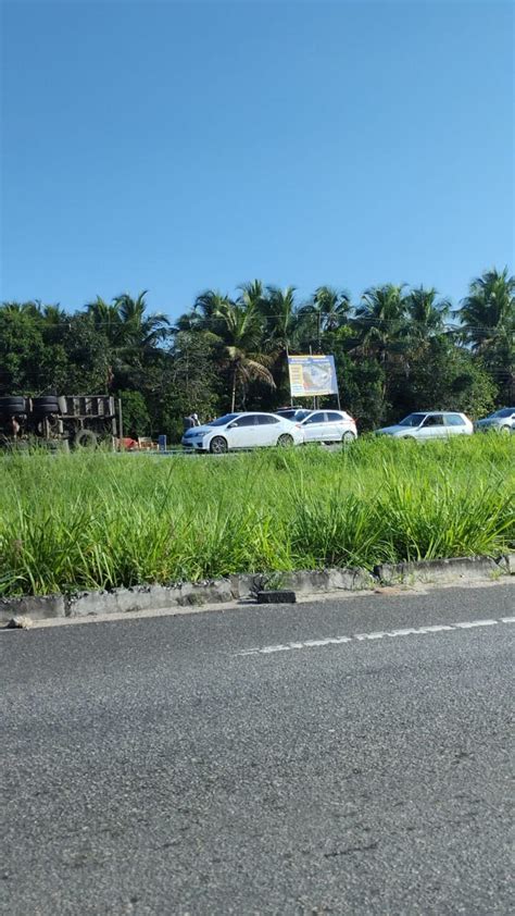 Caminh O Carregado De Frango Tomba Na Al Sul Em Marechal Deodoro