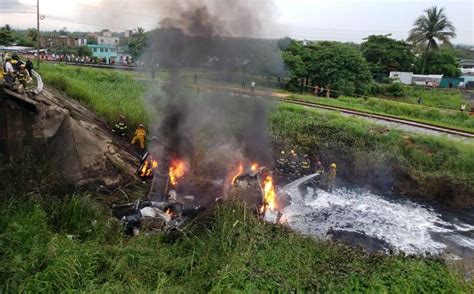 Pipa cargada con diésel cae de puente en Veracruz y explota