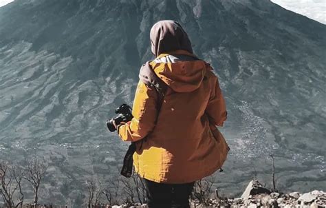 5 Outfit Wanita Saat Naik Gunung Tetap Stylish Dan Nyaman