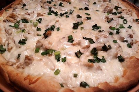 Olive Garden Chicken Alfredo Pizza