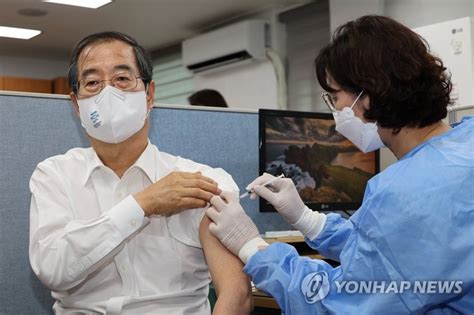 속보 한총리 ＂코로나19 4차접종 50대·18세 이상 기저질환자로 확대＂