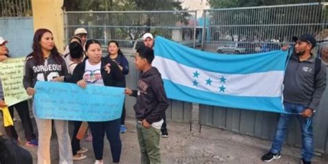 Padres de familia hacen manifestación en la Departamental