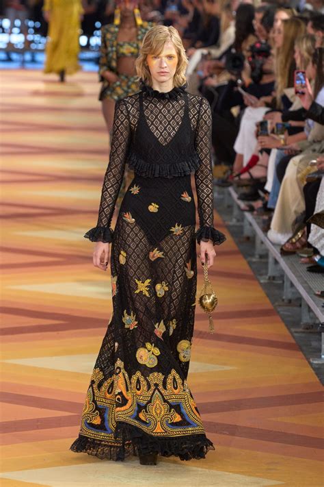 Cómo llevar vestidos boho chic largos en verano 2023 según pasarelas ...
