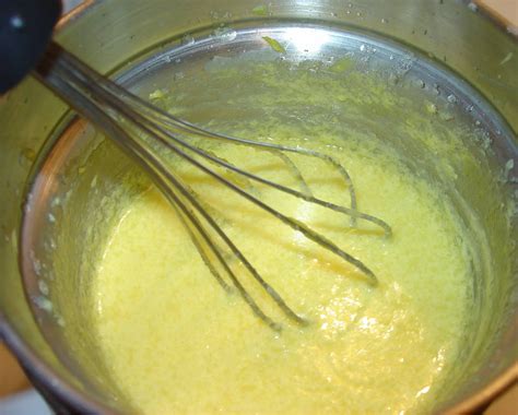 Smooth And Creamy Hollandaise Sauce