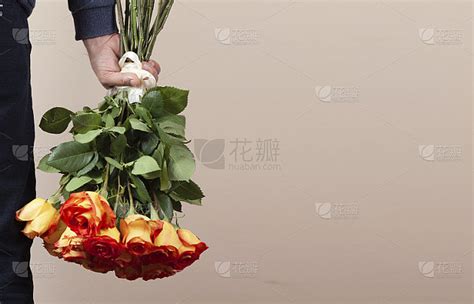 男子手捧鲜花捧花束