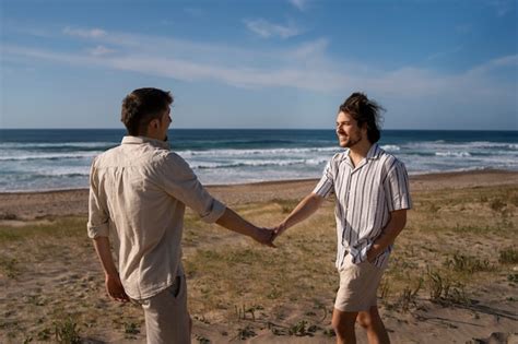 Vue Lat Rale Couple Gay La Plage Photo Gratuite