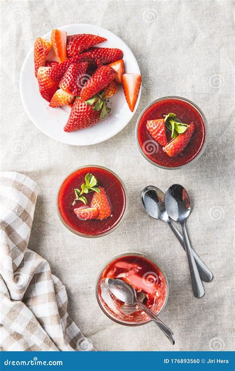 Postre Italiano Panna Cotta Con Fresas Foto De Archivo Imagen De