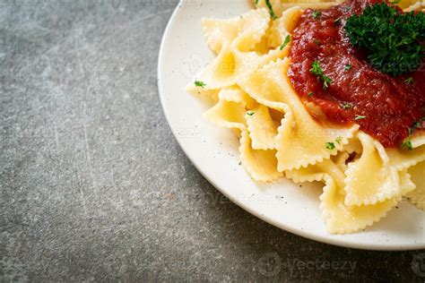 Pasta Farfalle En Salsa De Tomate Con Perejil Estilo De Comida