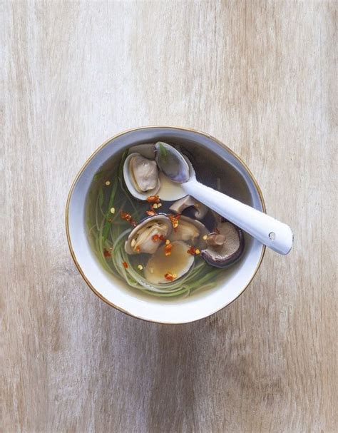 Bouillon aux palourdes et shiitakés pour 4 personnes Recettes Elle