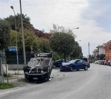 Incidente A Fano Ubriaco Sbatte Contro Un Auto Grave Un Enne