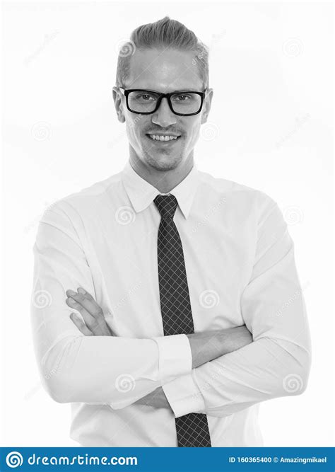 Feliz Joven Y Guapo Hombre De Negocios Sonriendo Mientras Viste Gafas