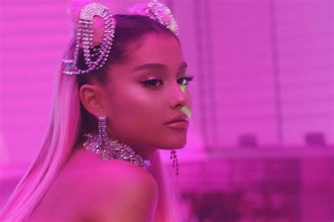 Ariana Grande se tatúa por error la palabra barbacoa en japonés en