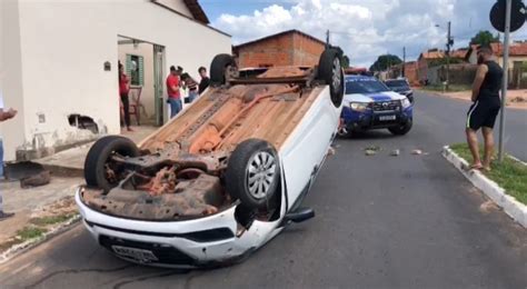 AF Central 190 Carro capota após batida em cruzamento e mulher é