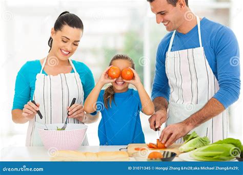 Famille Faisant Cuire La Cuisine Image Stock Image Du Laitue Famille