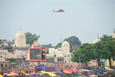 श्रीराम की नगरी में शिवभक्तों पर हेलीकॉप्टर से हुई पुष्प वर्षा हर हर