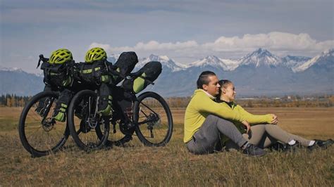 El Hombre Y La Mujer Viajan En Cicloturismo De Terreno Mixto Con