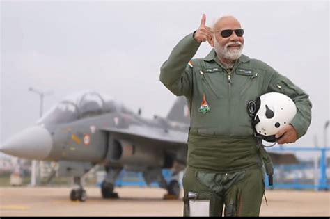 Премьер-министр Индии Нарендра Моди совершил полет на истребителе Tejas ...
