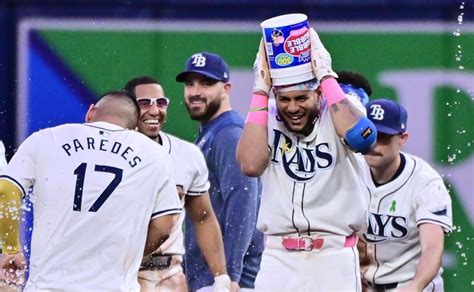 MLB José Siri héroe roba jonrón pega batazo ganador en Rays