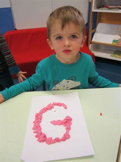 L école Maternelle Publique du Châtelet à Orléans L initiale en pâte