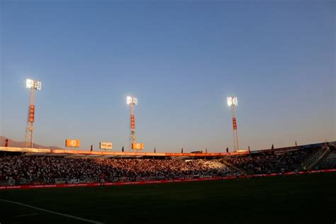 Hinchas De Colo Colo Arrasan Con Las Entradas Para El Partido Por La