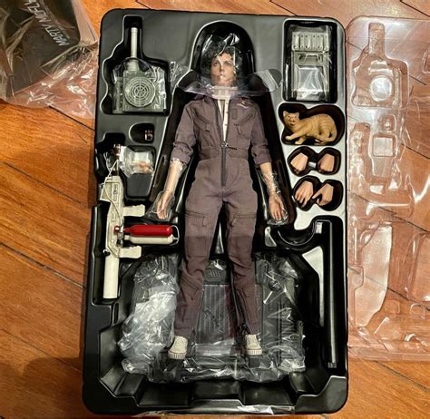 HOT TOYS ALIEN ELLEN RIPLEY 1 6TH SCALE COLLECTIBLE FIGURE MMS366 LIKE NEW BIB Hobbies Toys