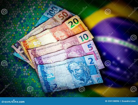 Dinheiro Oficial Do Brasil Notas Reais Brasileiras Foto De Stock