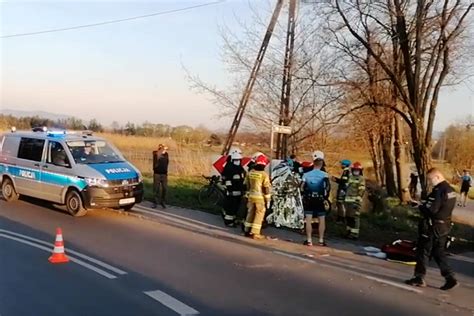 Wypadek kolarzy w Ligocie k Czechowic Dziedzic Wjechał w nich