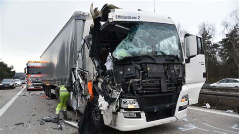 Hockenheim Unfall Auf A6 Mit Lkw Zwei Fahrstreifen Richtung Mannheim