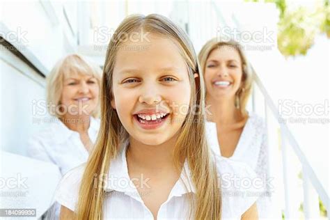 Photo Libre De Droit De Joyeuse Fille Avec Sa Mère Et De Sa Grandmère