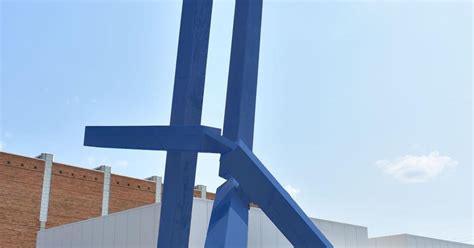 "French Fries" sculpture to be repainted blue