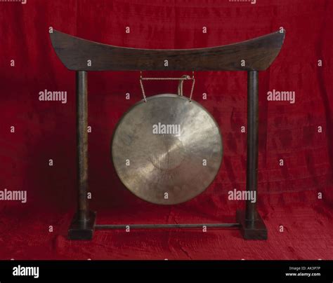 Bang The Gong Hi Res Stock Photography And Images Alamy