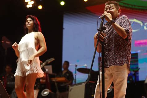 Pucallpinos De Todas Las Edades Bailan Y Cantan Durante El Cierre De La