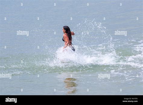 Young teen bikini beach Fotos und Bildmaterial in hoher Auflösung Alamy