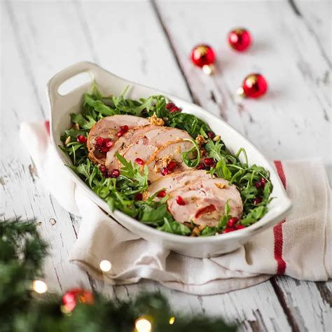 Ensalada navideña con pollo relleno al horno con tomate confitado