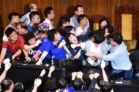 藍綠立院議場爆激烈肢體衝突 朝野立委紛紛掛彩 政治 重點新聞 中央社 Cna