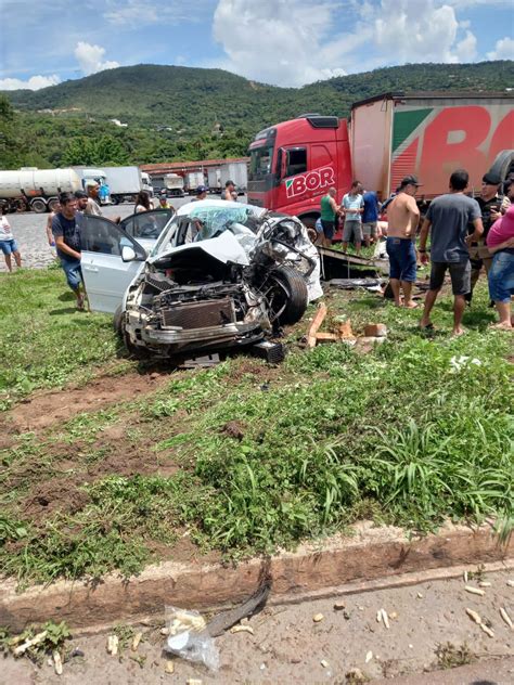 Acidente Grave Entre Carros E Caminhão Deixa Um Morto E Três Feridos Na