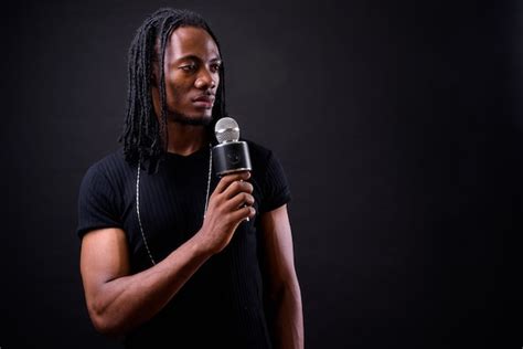 Retrato De Joven Guapo Hombre Africano Con Rastas En Negro