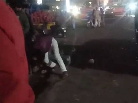 Drunken People Fought With Each Other Video Goes Viral दोस्त बन गए दुश्मन शराब के नशे में