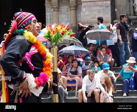 Cientos de personas acompañaron las imágenes del vicario quechua de San