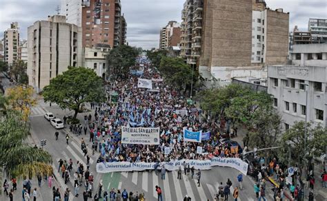 Multitudinaria marcha en defensa de la educación pública en Córdoba