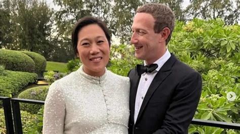 Mark Zuckerberg shares photo with pregnant wife Priscilla Chan on New ...