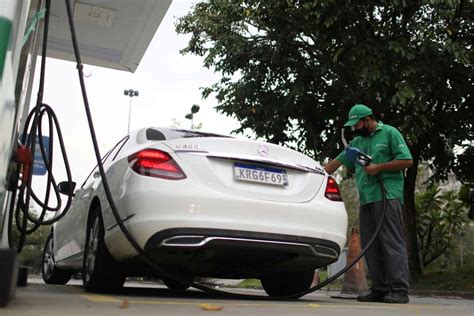 Etanol cai 0 25 nos postos na 1ª quinzena de junho e gasolina fica