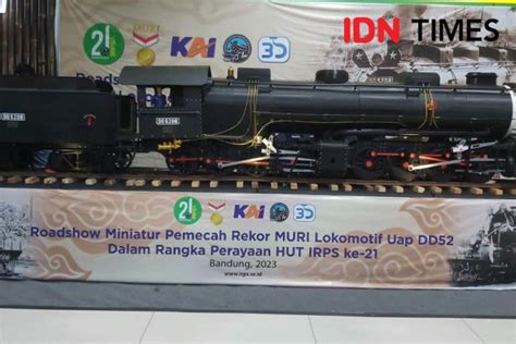 Miniatur Lokomotif Uap Tahun Dipamerkan