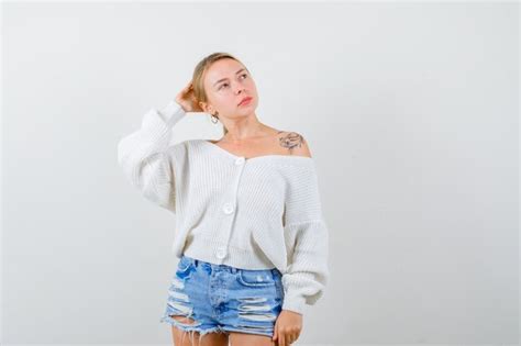 Jeune Femme Blonde Dans Un Cardigan Blanc Photo Gratuite
