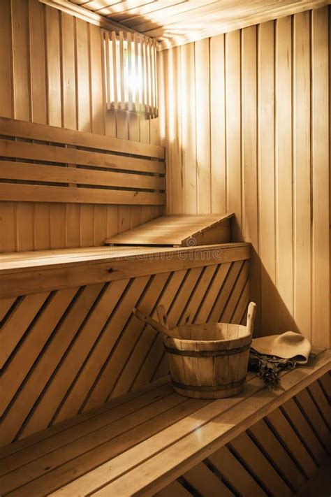 Cabina De Madera De La Sauna Con Los Accesorios De La Sauna Foto De