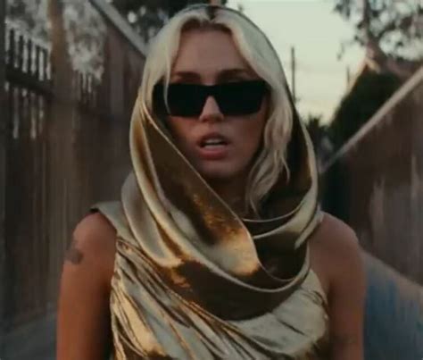 Flowers Lagu Terbaru Miley Cyrus Pecahkan Rekor Billboard Hot Dan Spotify